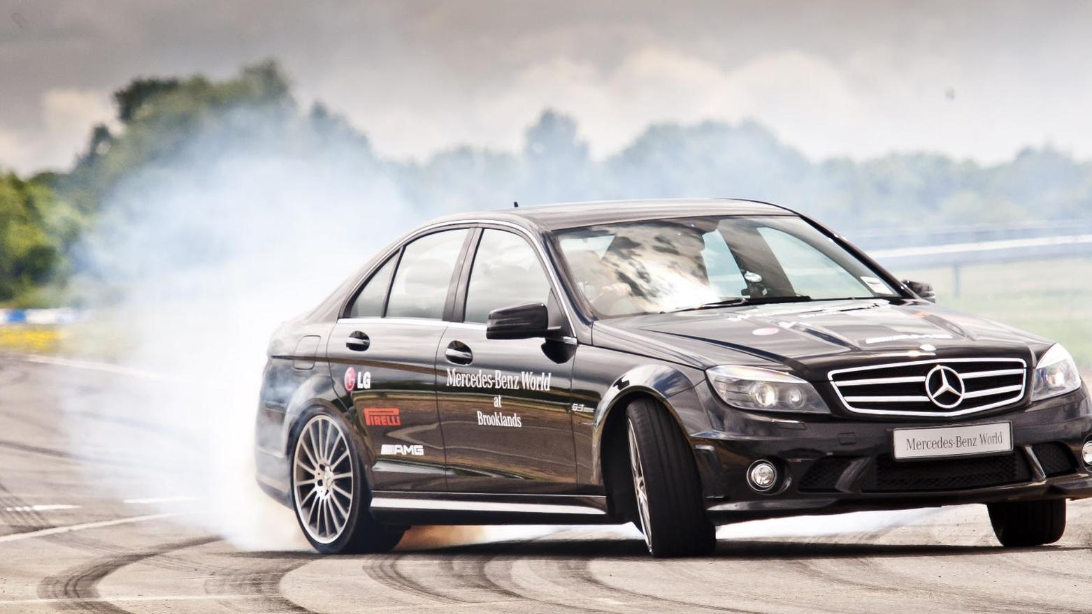 Mauro Calo sets world record drift in Mercedes-Benz