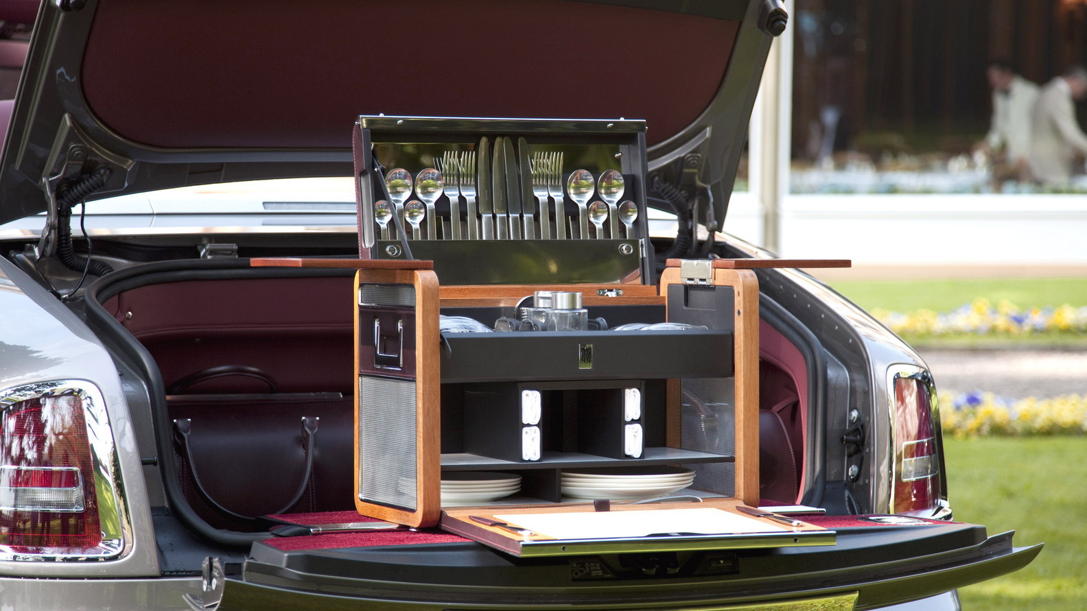 Rolls-Royce designs a bespoke picnic set for the Phantom