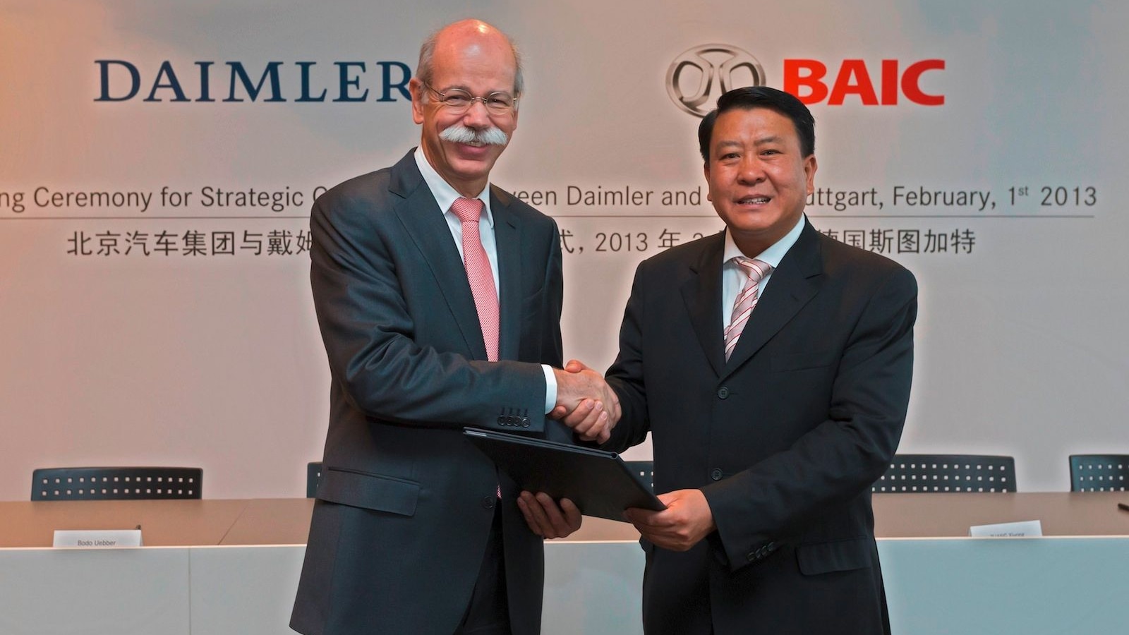 Daimler's Dr. Dieter Zetsche and BAIC's Xu Heyi shake hands on a new joint venture - image: Daimler