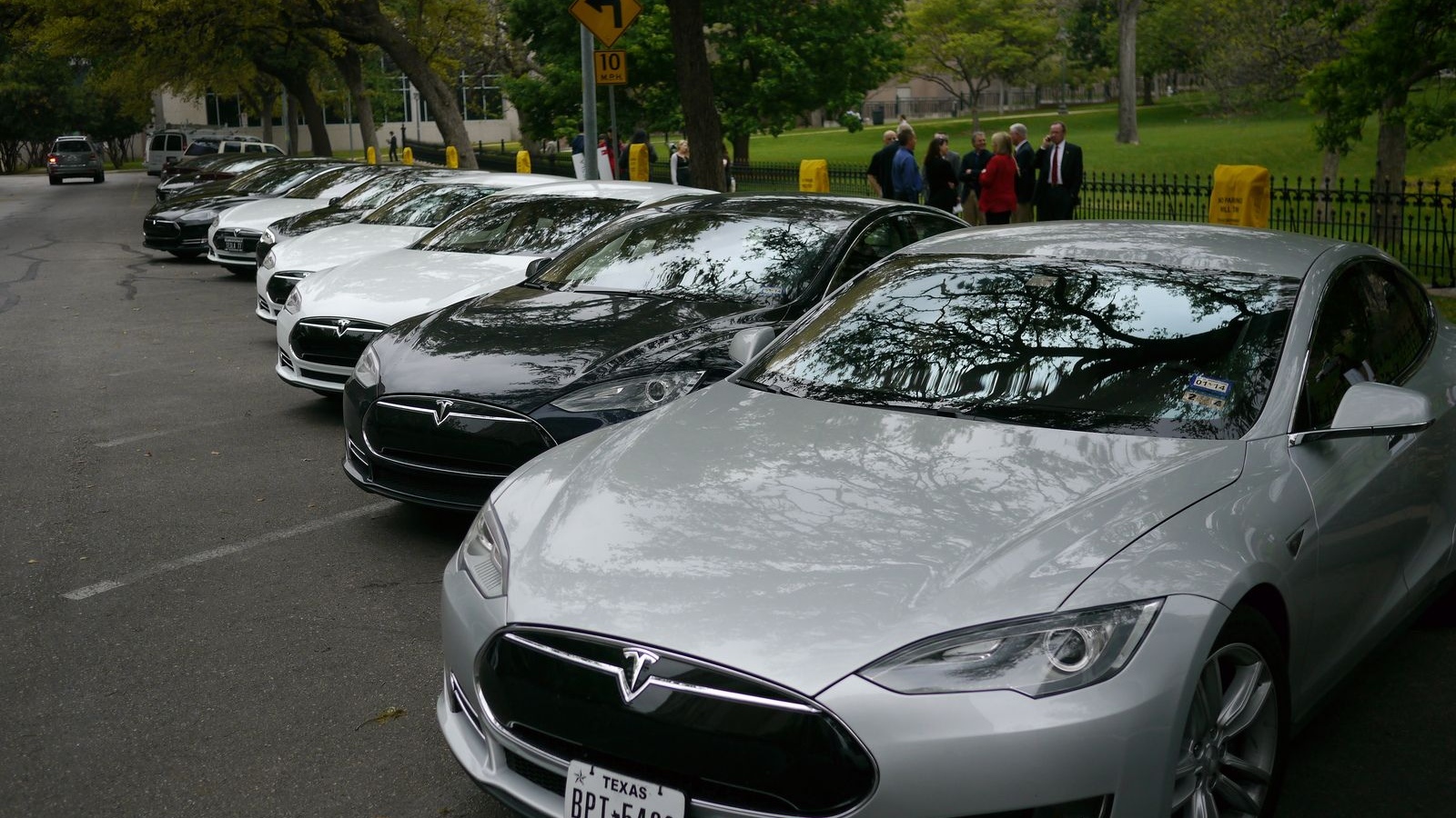 Tesla owners & supporters gather in Statehouse in Austin to support company [photo: John Griswell]