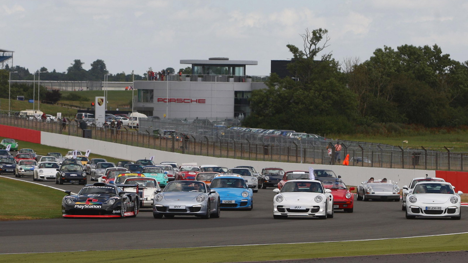 Record gathering of 1,208 Porsche 911s at Silverstone, July 2013