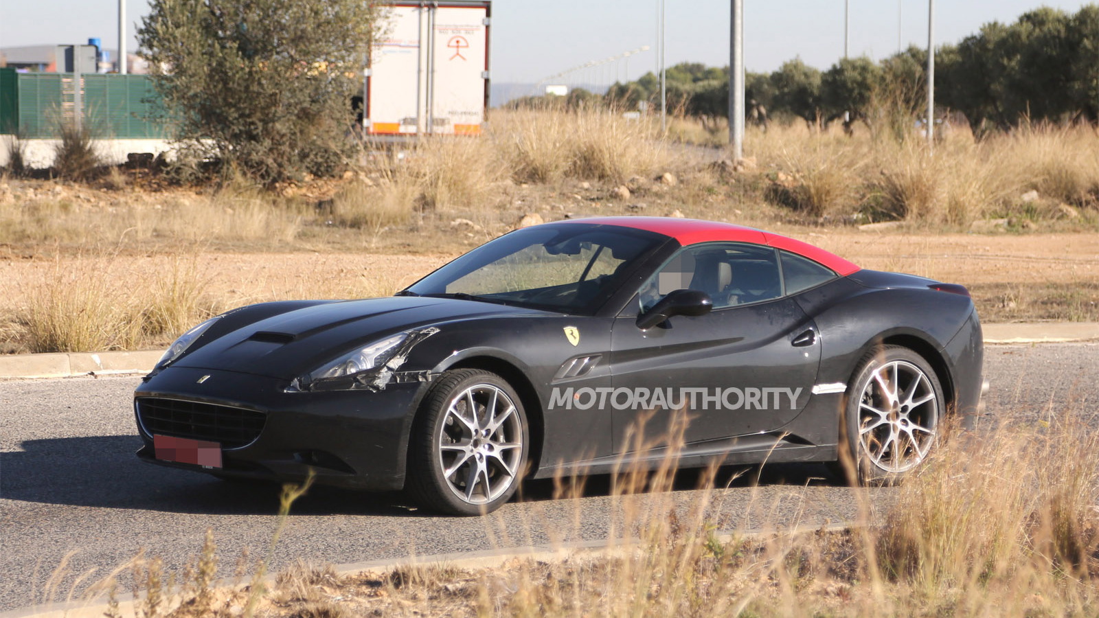2015 Ferrari California replacement test mule spy shots