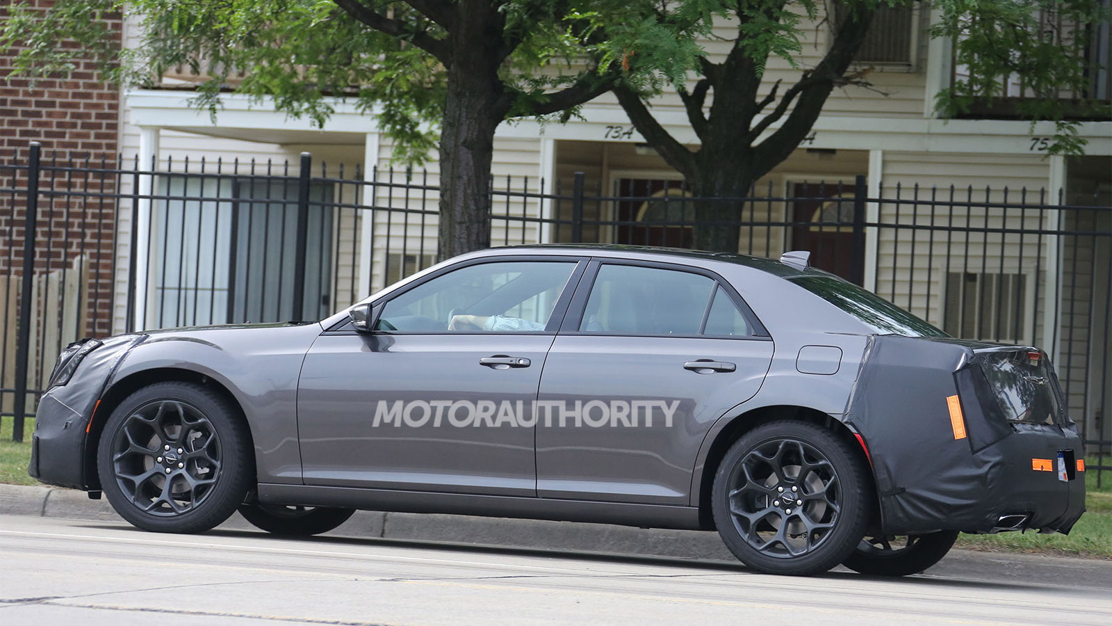 2015 Chrysler 300 facelift spy shots