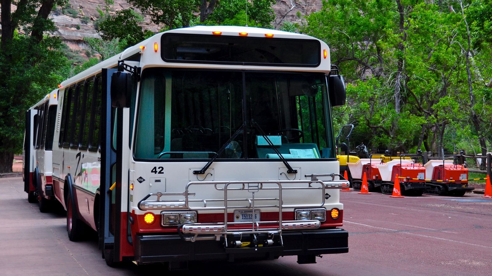 Zion National Park shuttle bus by Flickr user faungg's photos (Used under CC License)