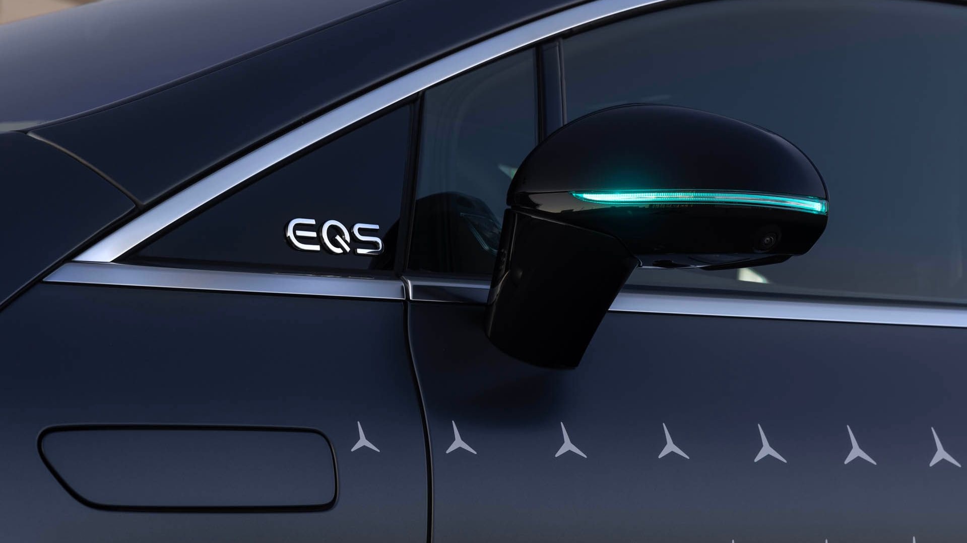 2024 Mercedes-Benz EQS with turquoise warning lights for automated driving