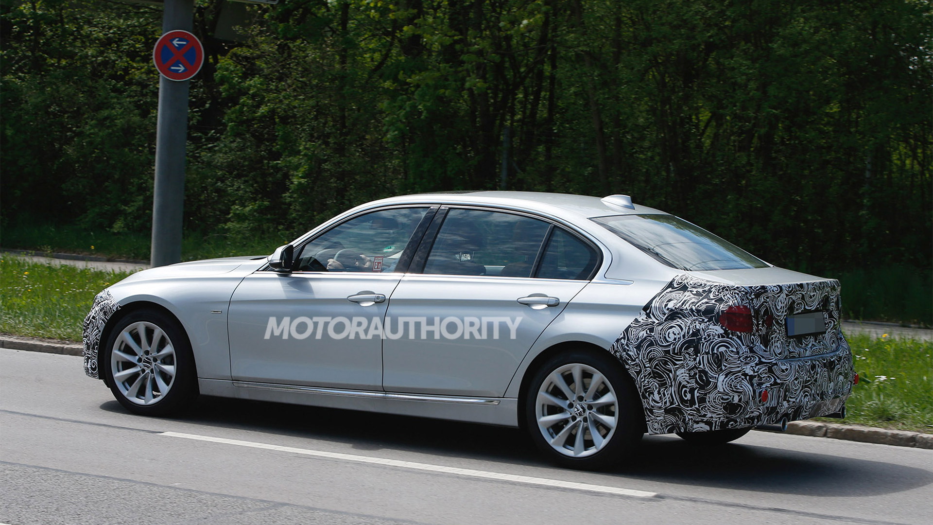2016 BMW 3-Series long-wheelbase model facelift spy shots - Image via S. Baldauf/SB-Medien