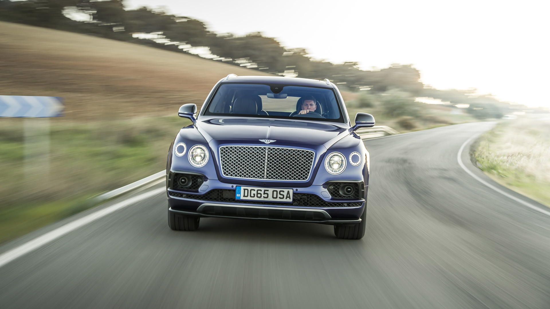 Bentayga big baby. Bentley Bentayga 2022. Бентли Бентайга 2023. Bentley Bentayga 2007. Bentley Pikes Peak Bentayga.