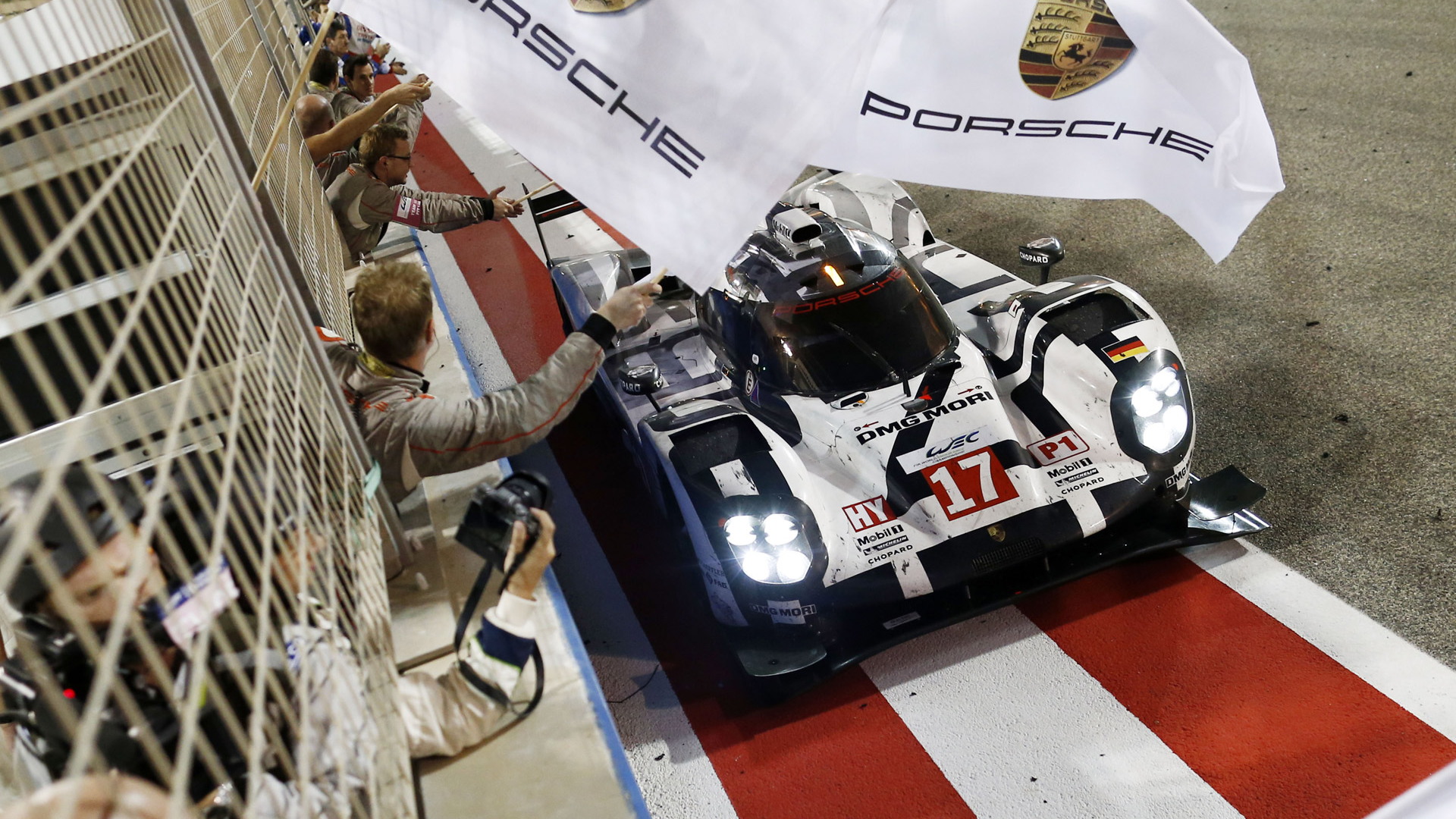 Porsche celebrates Drivers’ and Constructors’ titles in the 2015 World Endurance Championship