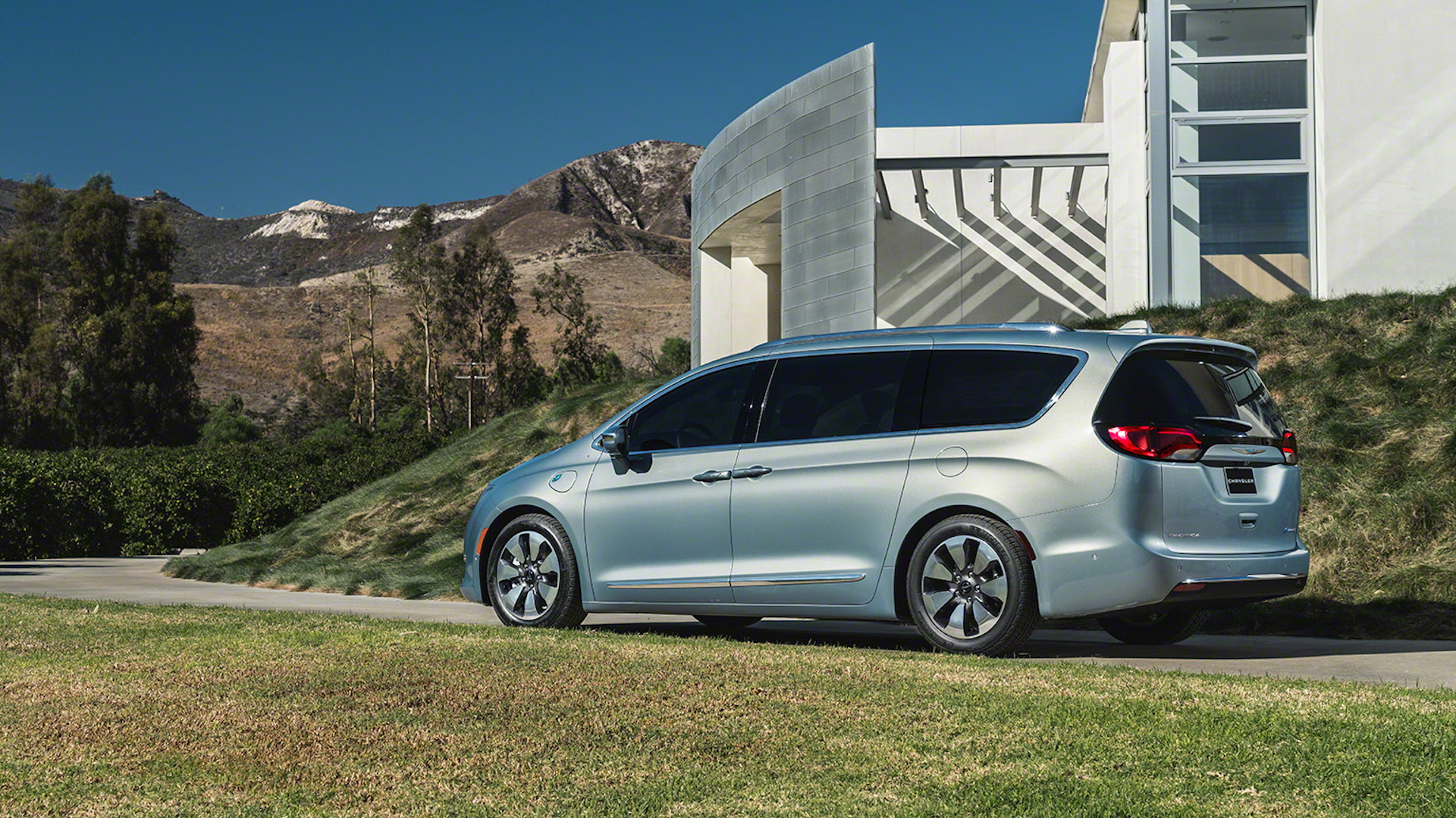 2017 Chrysler Pacifica Hybrid PlugIn Minivan Offers 30 Miles Of
