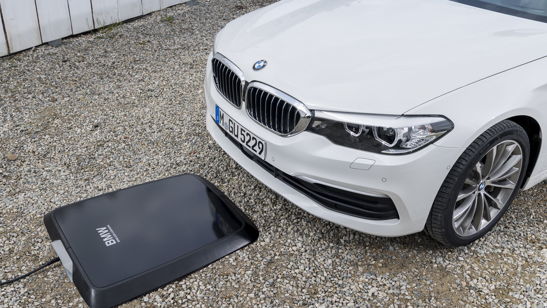 2018 BMW 530e iPerformance wireless charging