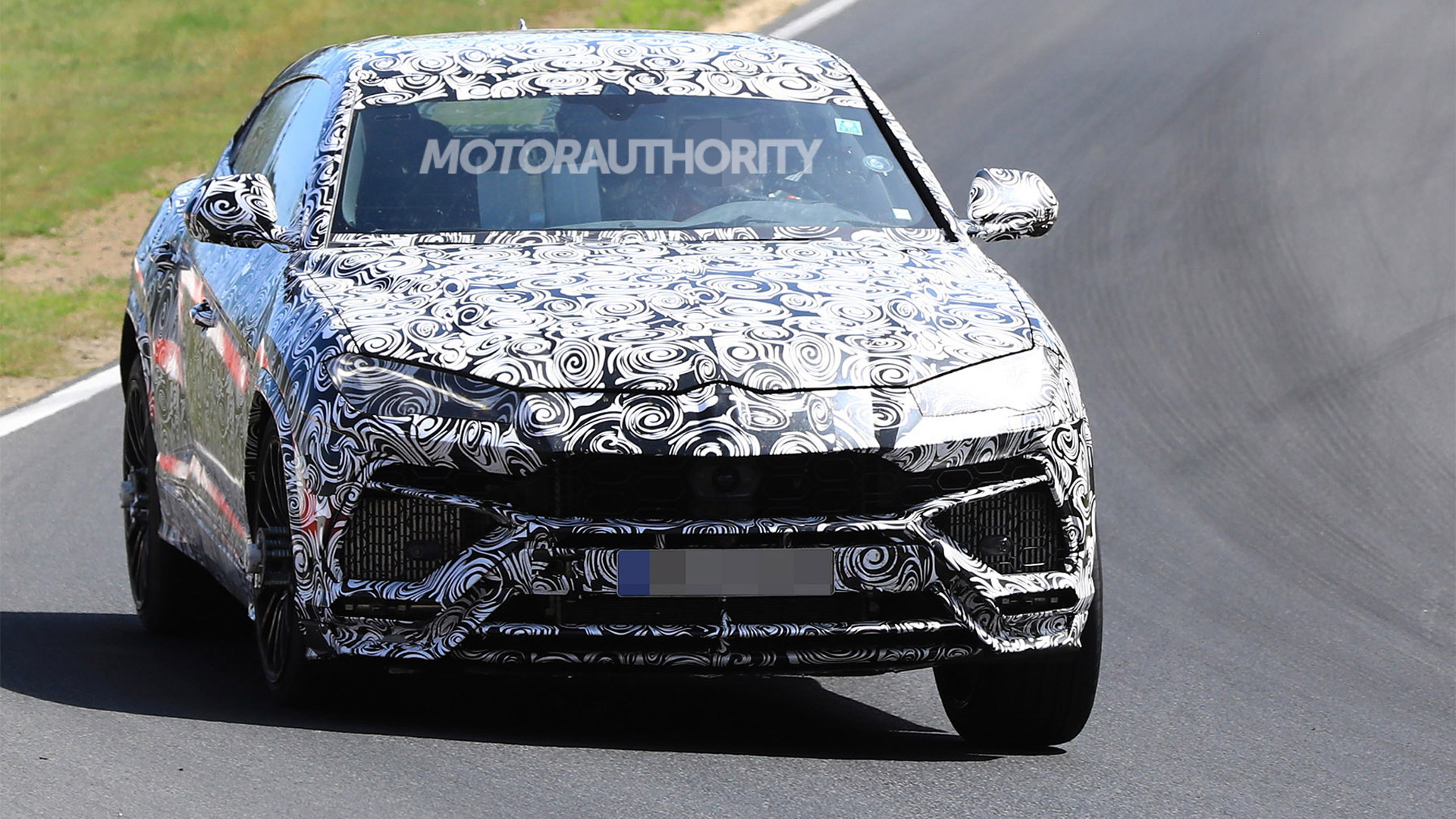 2019 Lamborghini Urus spy shots - Image via S. Baldauf/SB-Medien