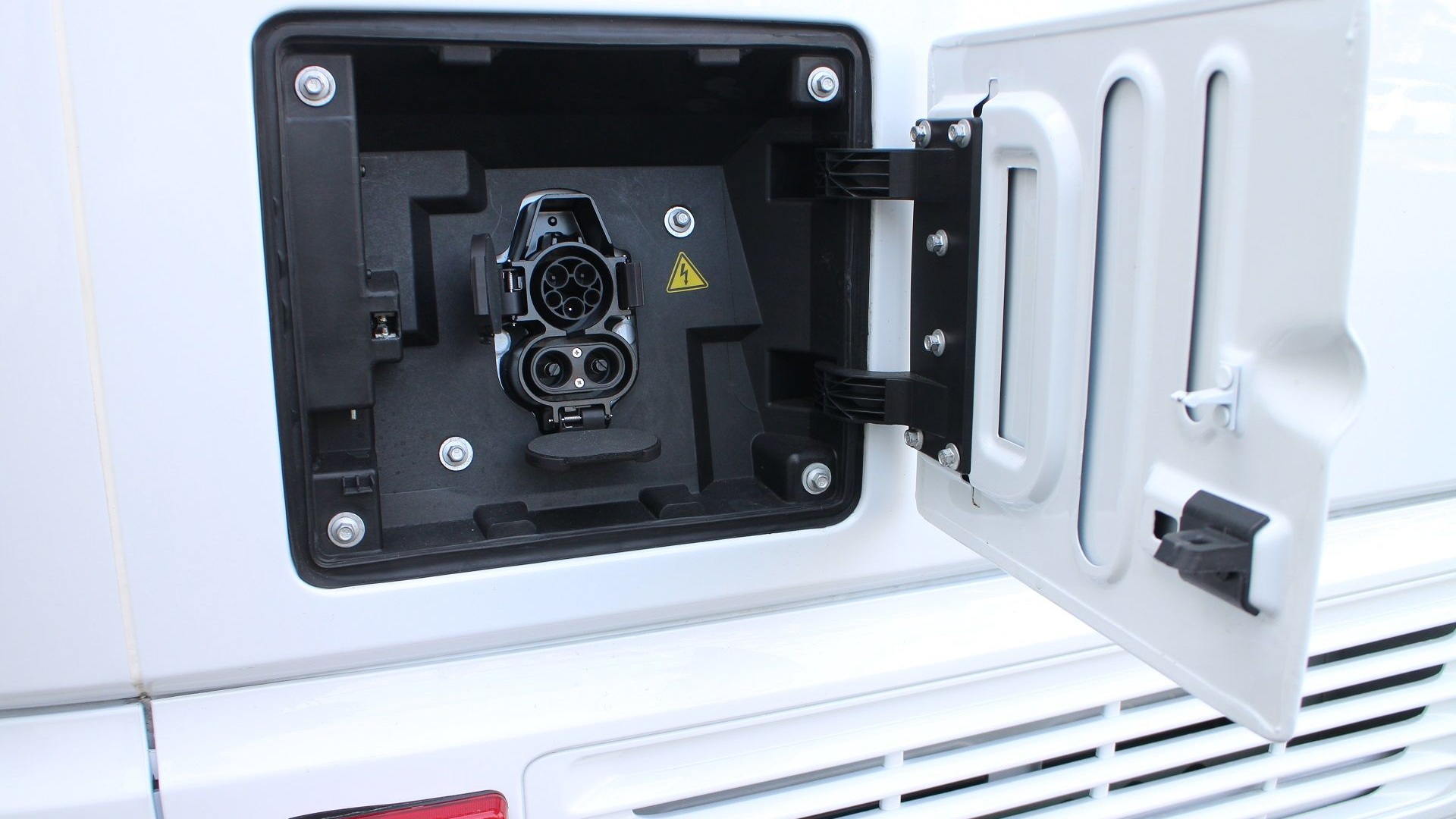 Driving A Chanje Electric Electric Cargo Van Very Big