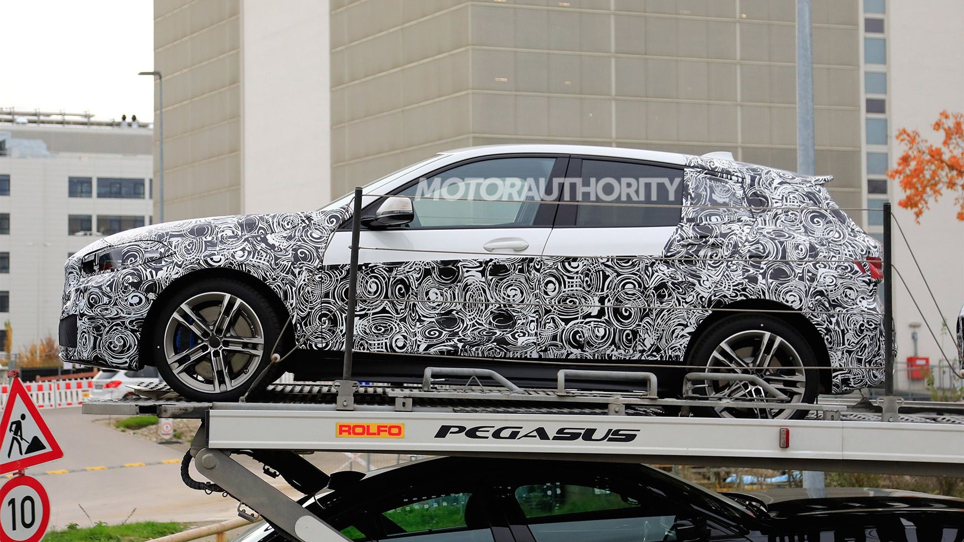 2019 BMW 1-Series Hatchback spy shots and video