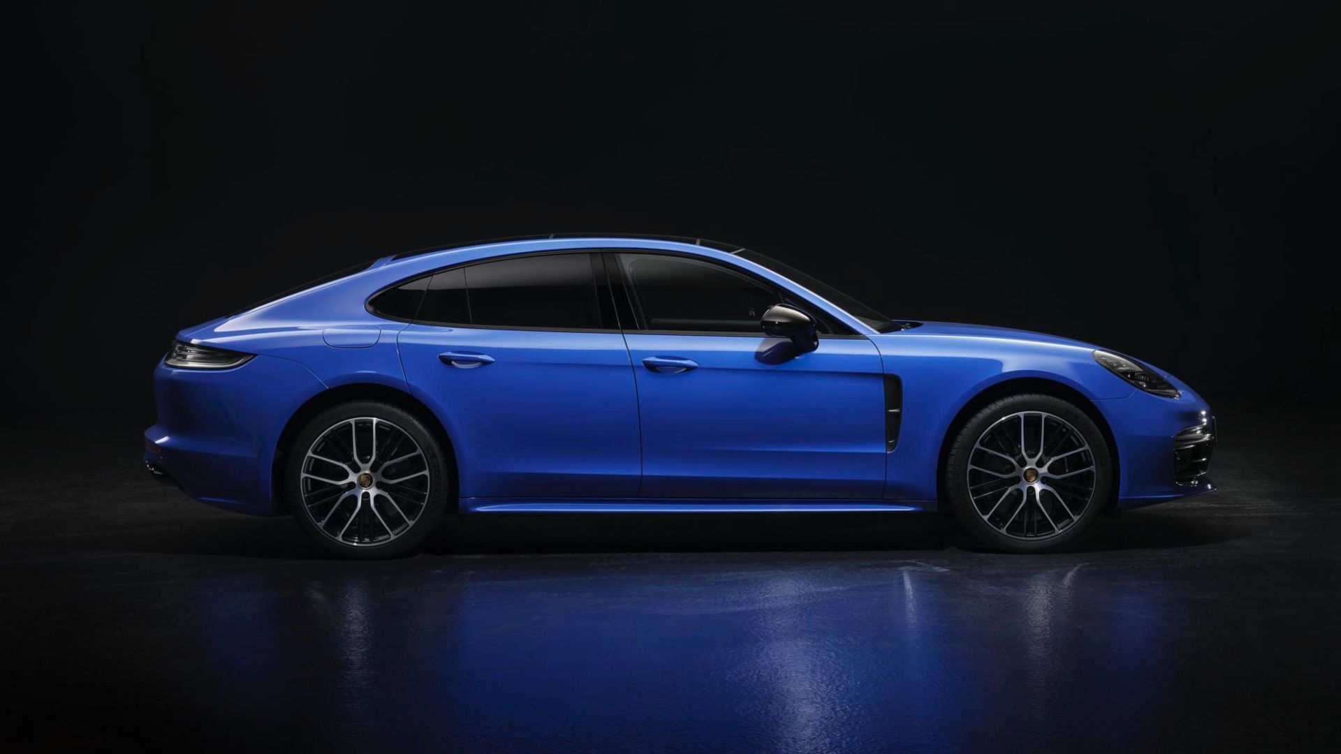 Porsche Panamera Turbo S in Maritime Blue from Paint to Sample program