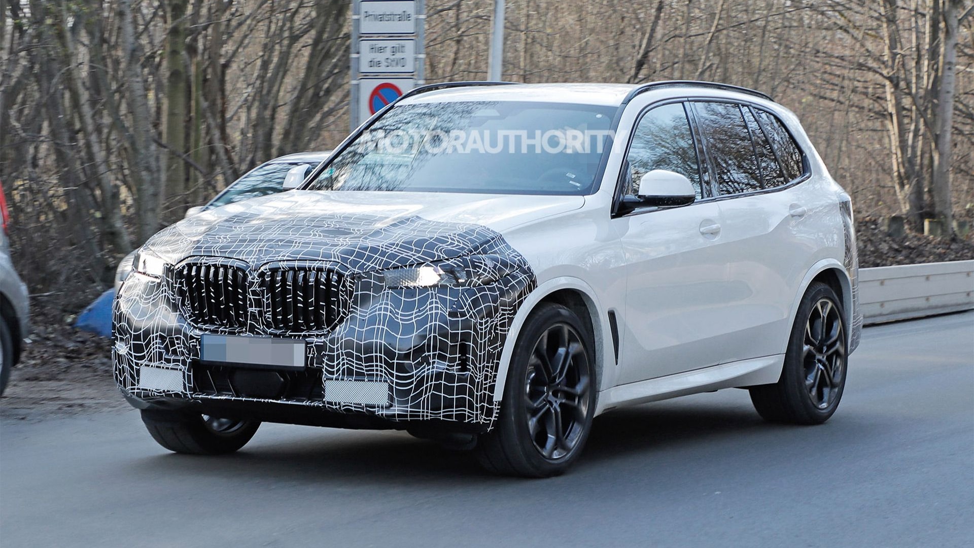 2023 BMW X5 facelift spy shots - Photo credit: S. Baldauf/SB-Medien