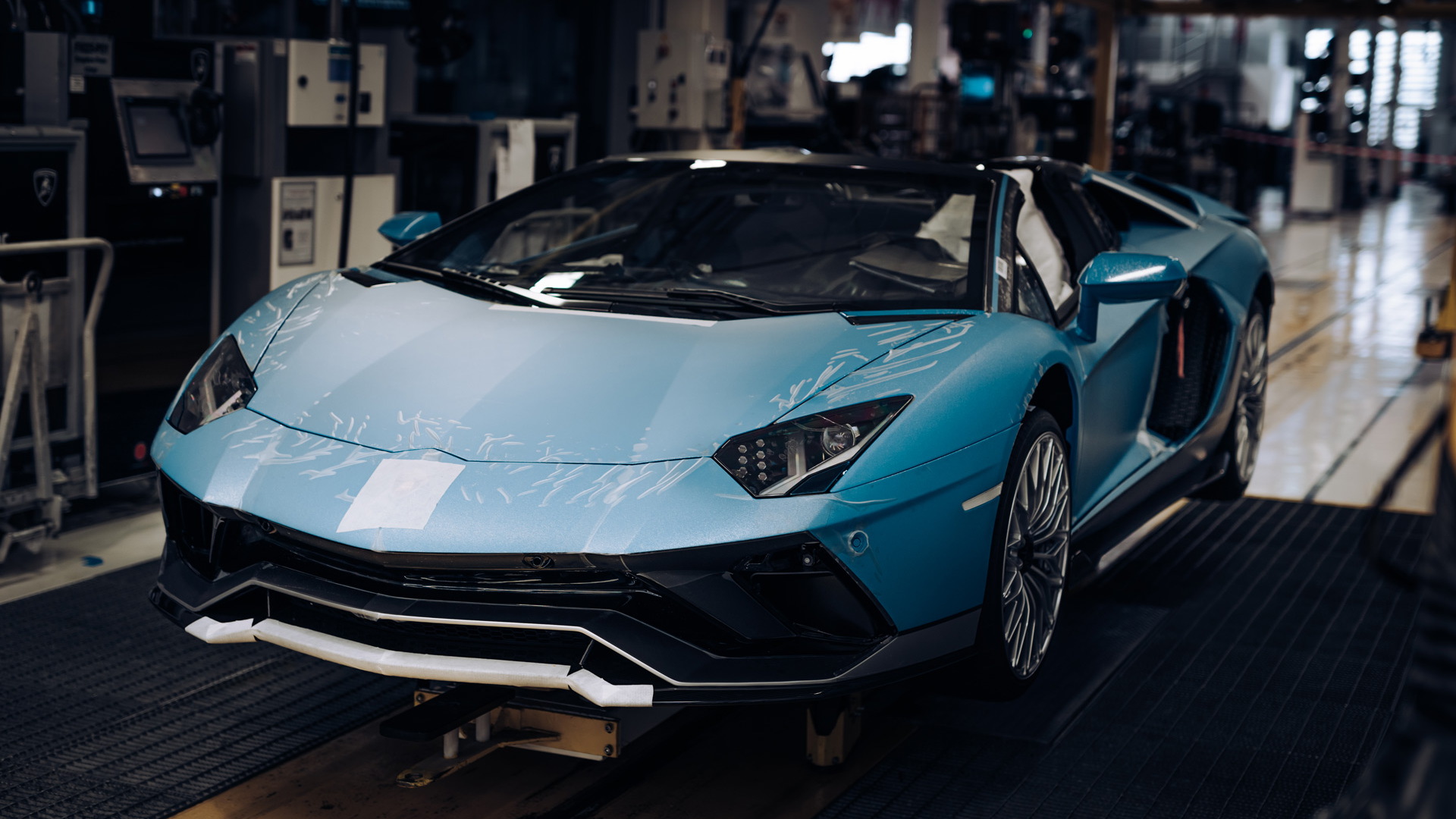 Lamborghini builds the final Aventador - Sept. 2022