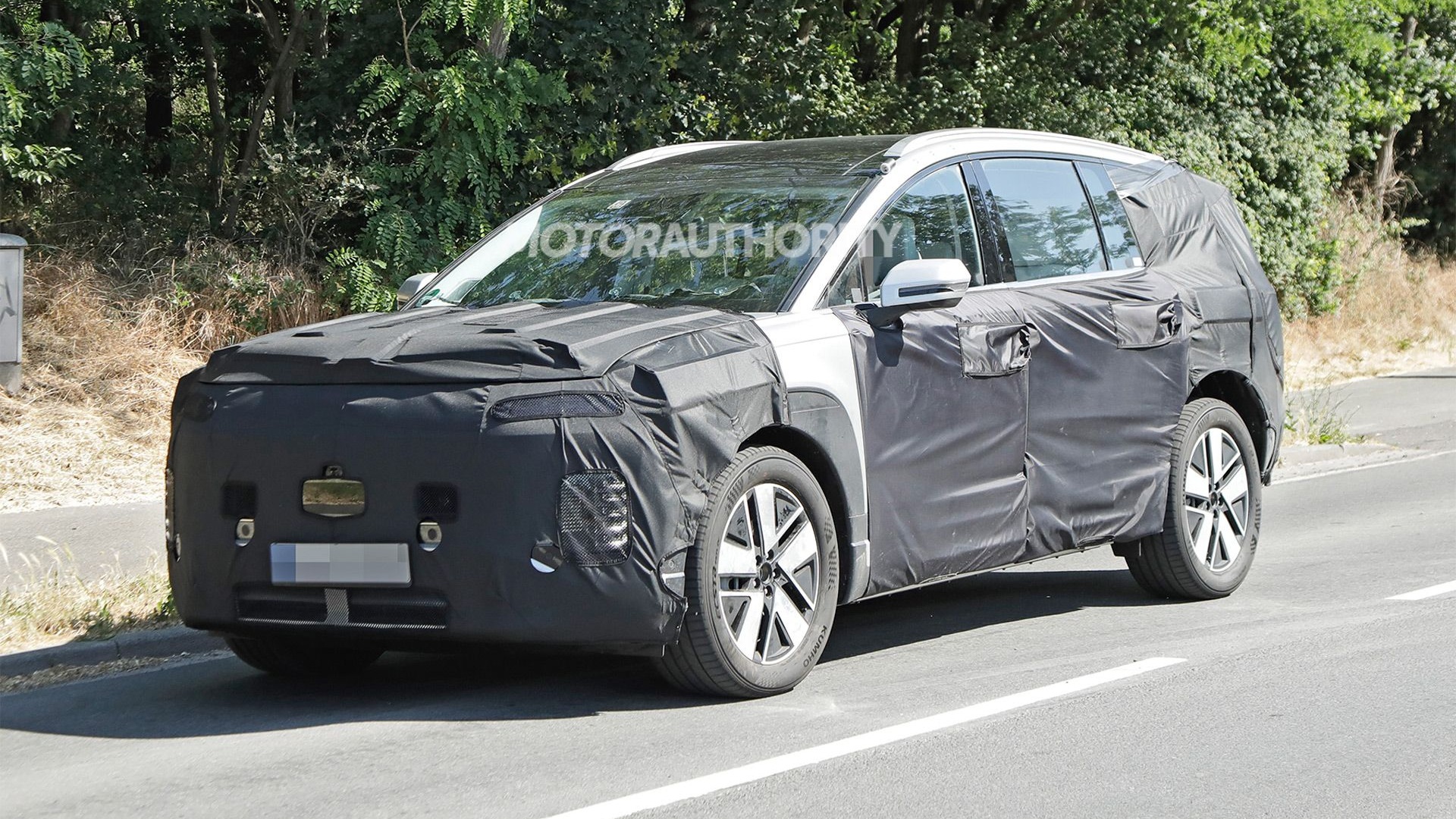 2025 Hyundai Ioniq 7 spy shots