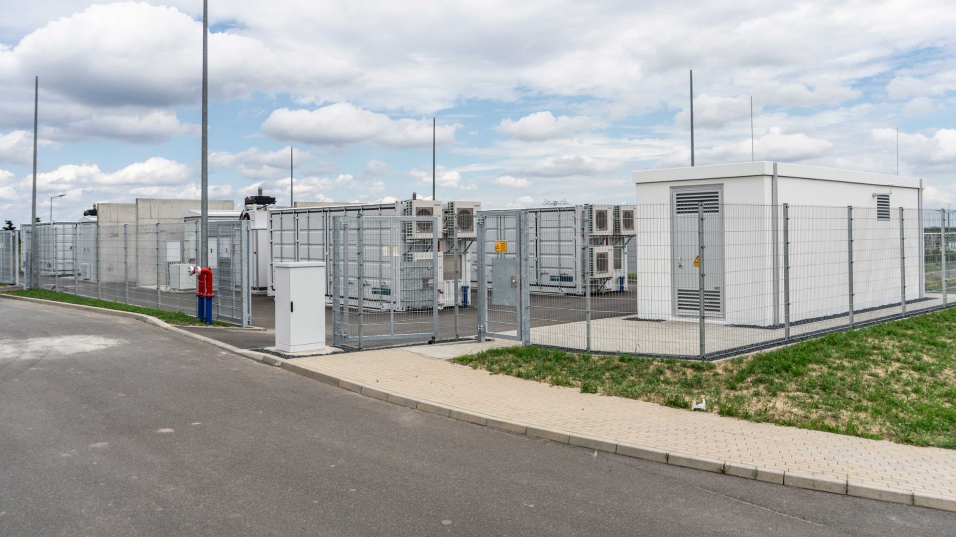 Energy storage system utilizing Porsche Taycan battery modules