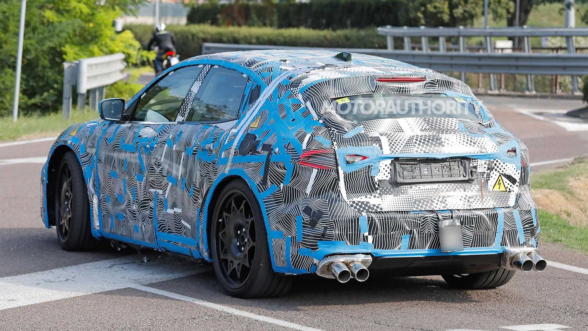  Foto zu 2026 Ferrari EV spied testing in public view 