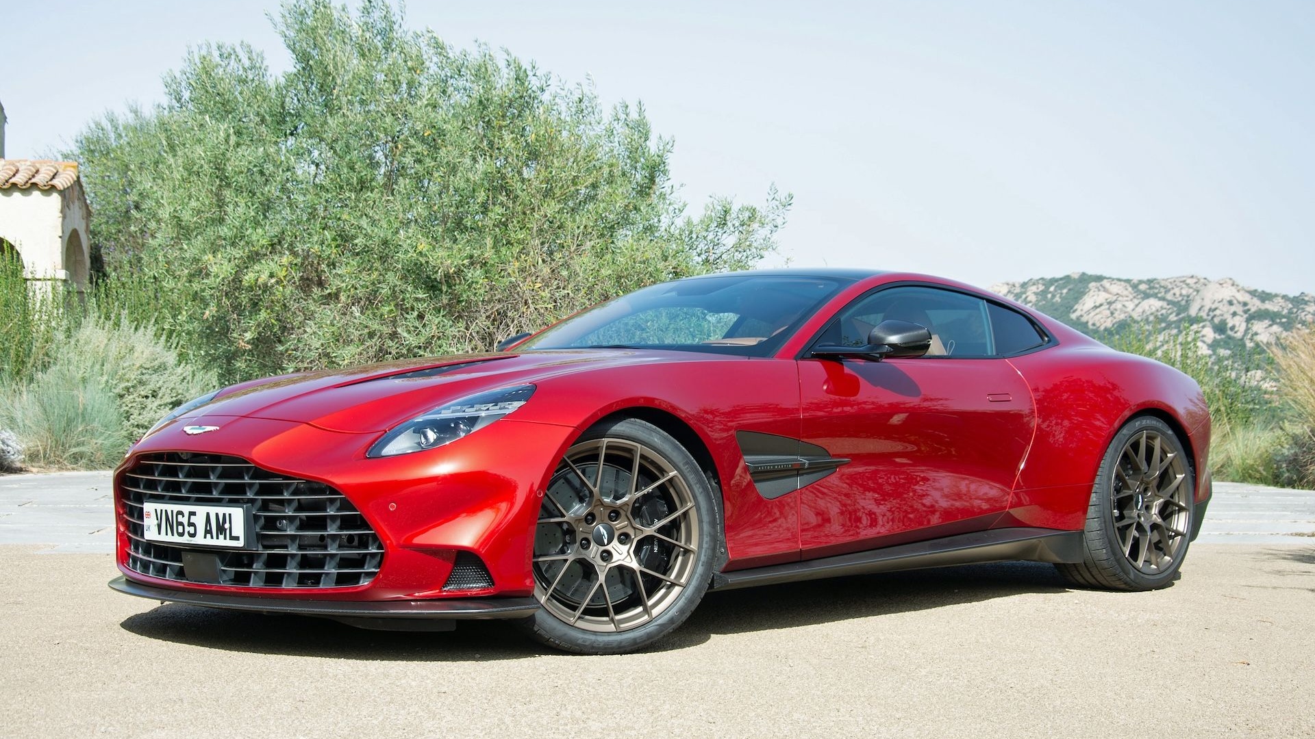 2025 Aston Martin Vanquish, Ronan Glon photo