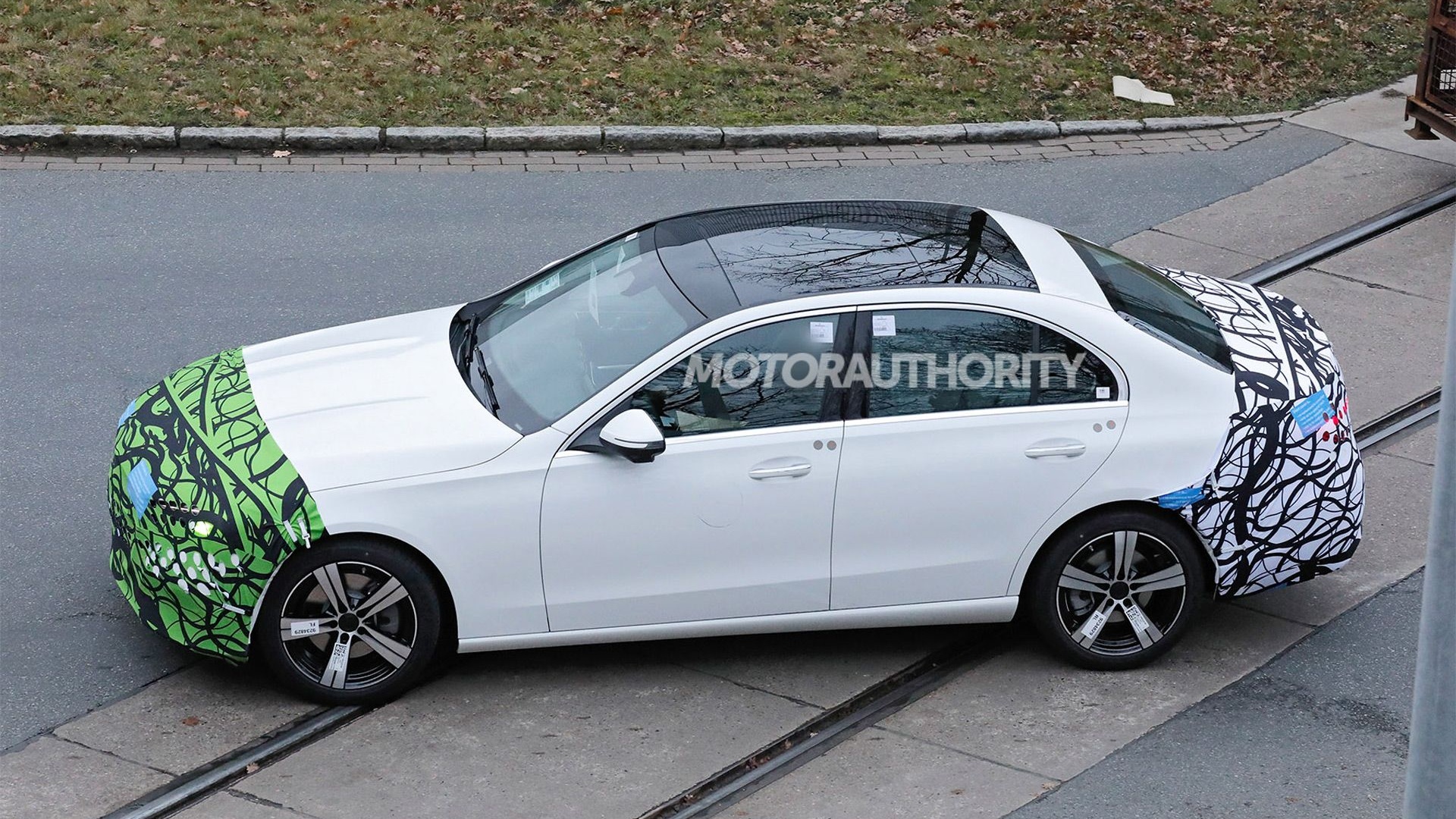  Foto zu 2026 Mercedes-Benz C-Class spied with updates 