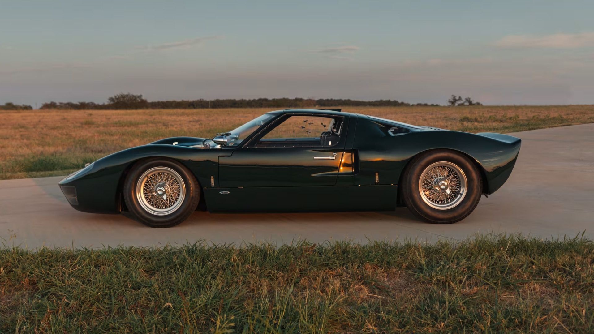 洋書　GT40 Amazon | Ford GT40: The autobiography of 1075 (Great Cars