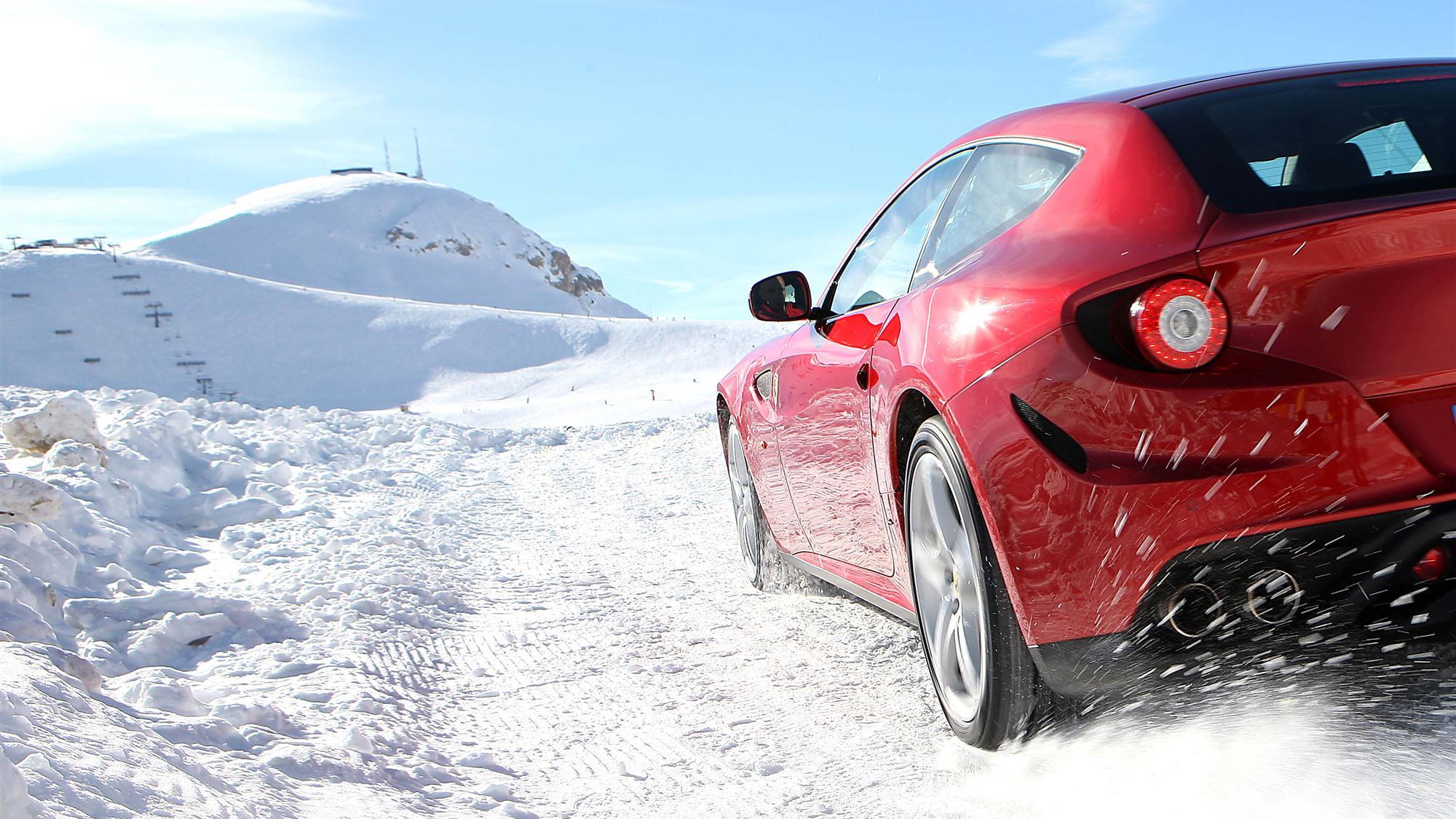 Ferrari FF plays in the snow