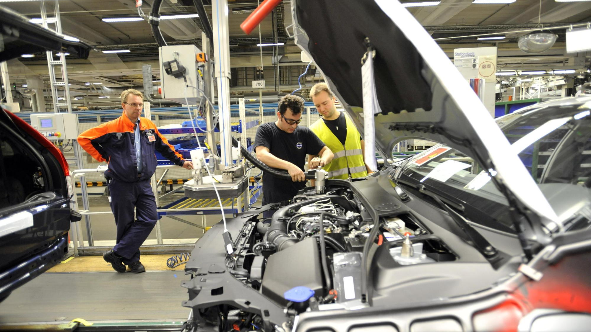 2013 Volvo V60 Plug-in Hybrid enters production