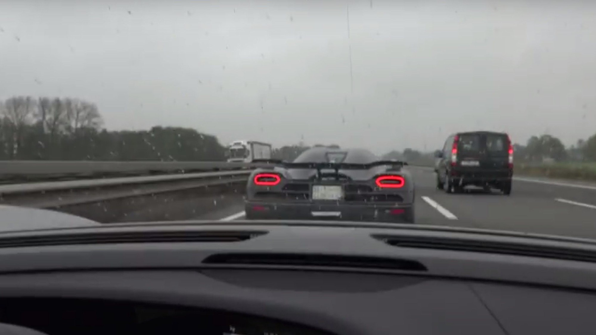 Porsche 918 Spyder chases Koenigsegg Agera R on the Autobahn