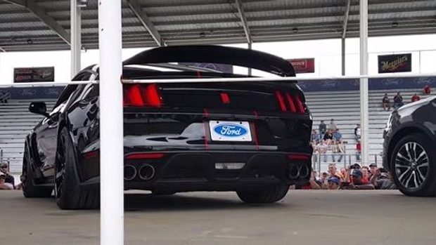 Shelby GT350R  Demos Exhaust Settings