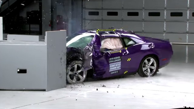 IIHS crash tests 2016 Dodge Challenger