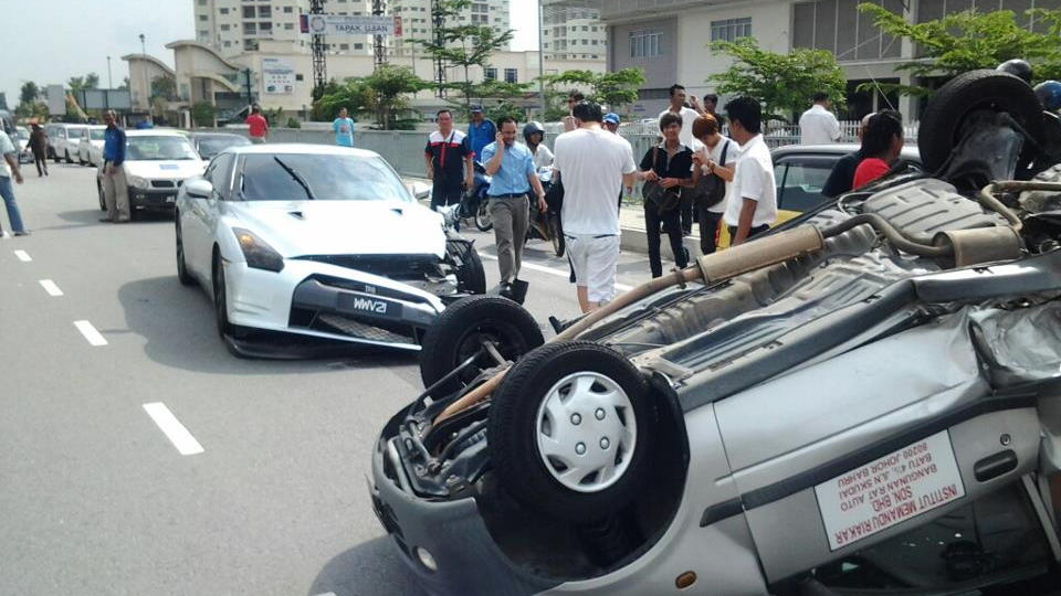 Nissan GT-R crash in Malaysia - image: Mohammed Firdaus Kamal