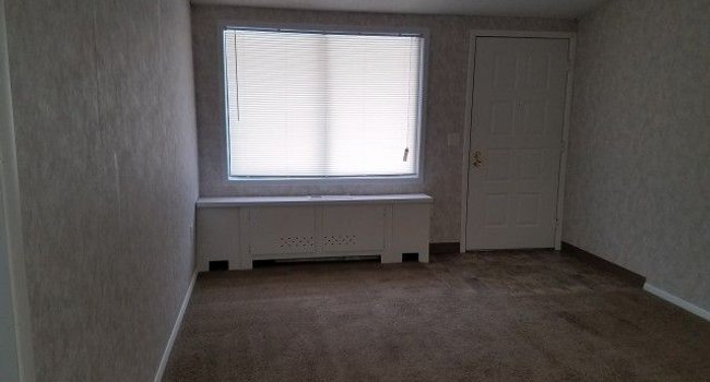 Royal Glen Apartments - 48 Reviews | Comstock Park, MI Apartments for Rent | ApartmentRatings©