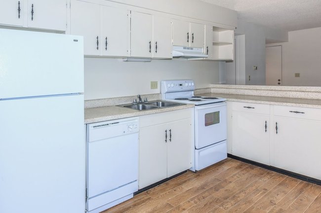 Bremerton Park Apartments - 46 Reviews | Overland Park, KS Apartments for Rent | ApartmentRatings©