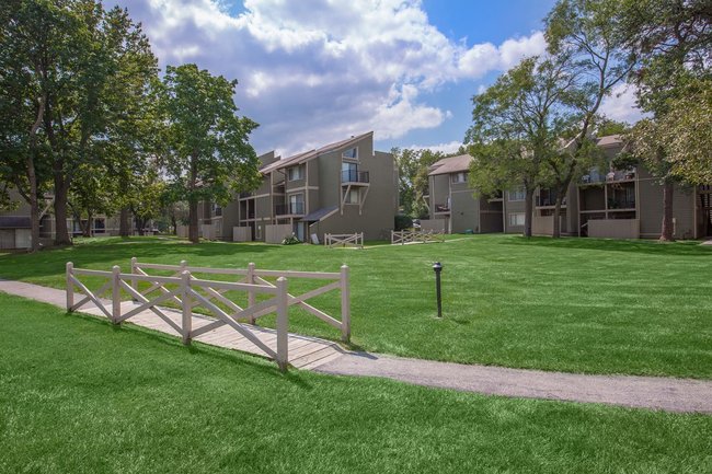 Bremerton Park Apartments - 46 Reviews | Overland Park, KS Apartments for Rent | ApartmentRatings©