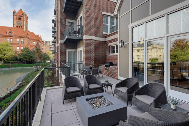 Courthouse Square Apartments - 51 Reviews | Wheaton, IL Apartments for